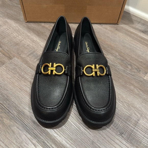 Salvatore Ferragamo Rolo Gancini Logo Embellished Textured Pebble Leather Loafer - Picture 2 of 14